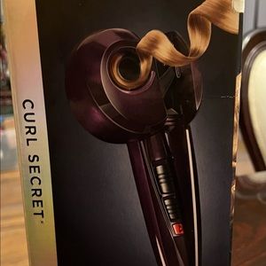 Infiniti Pro Conair. Hair that goes into a curl and comes out. Like new.